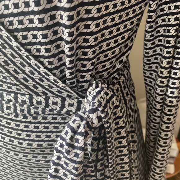 Banana Republic Factory wrapped dress long sleeves. Soft! Fabulous! Sexy v neck - Picture 2 of 9